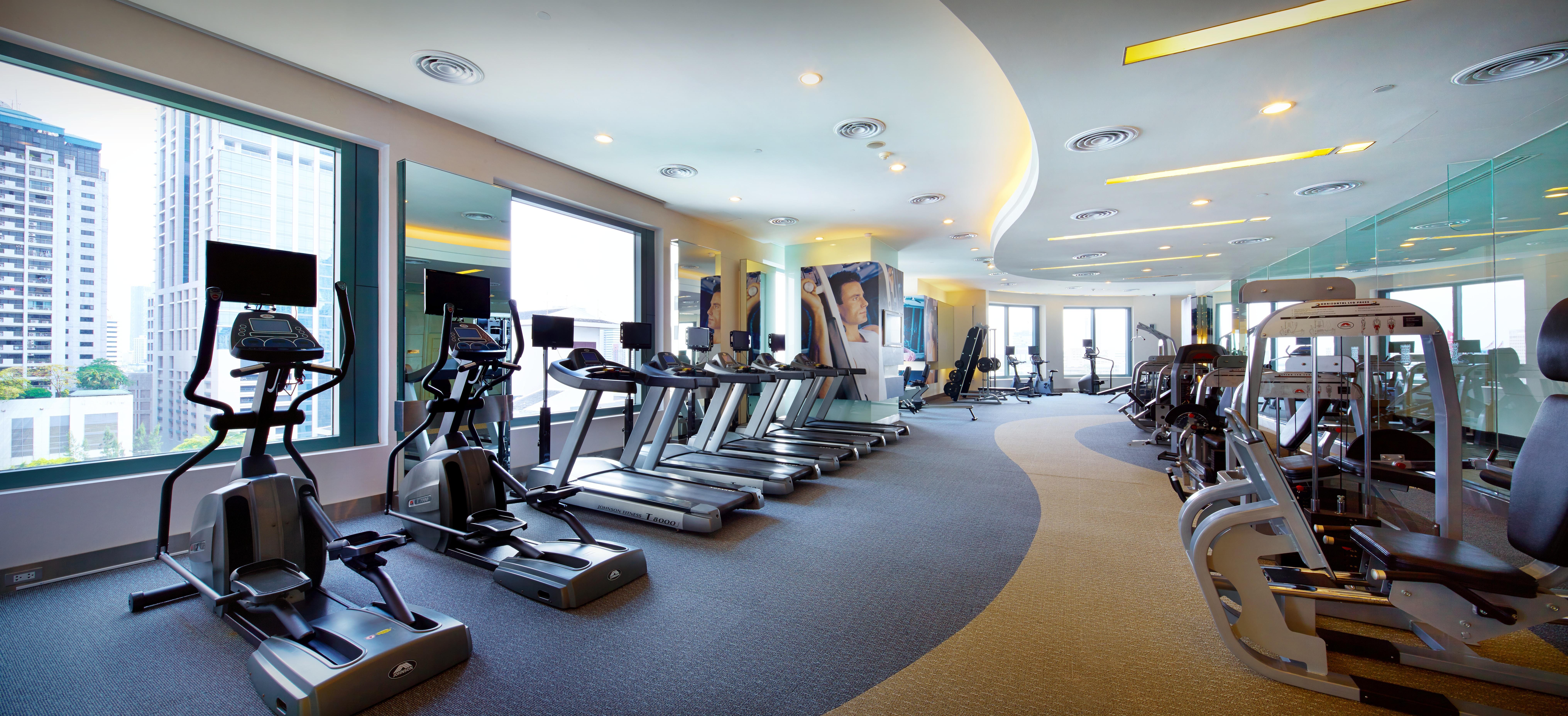 Grande Centre Point Hotel Ratchadamri Bangkok Exterior foto The gym at the hotel